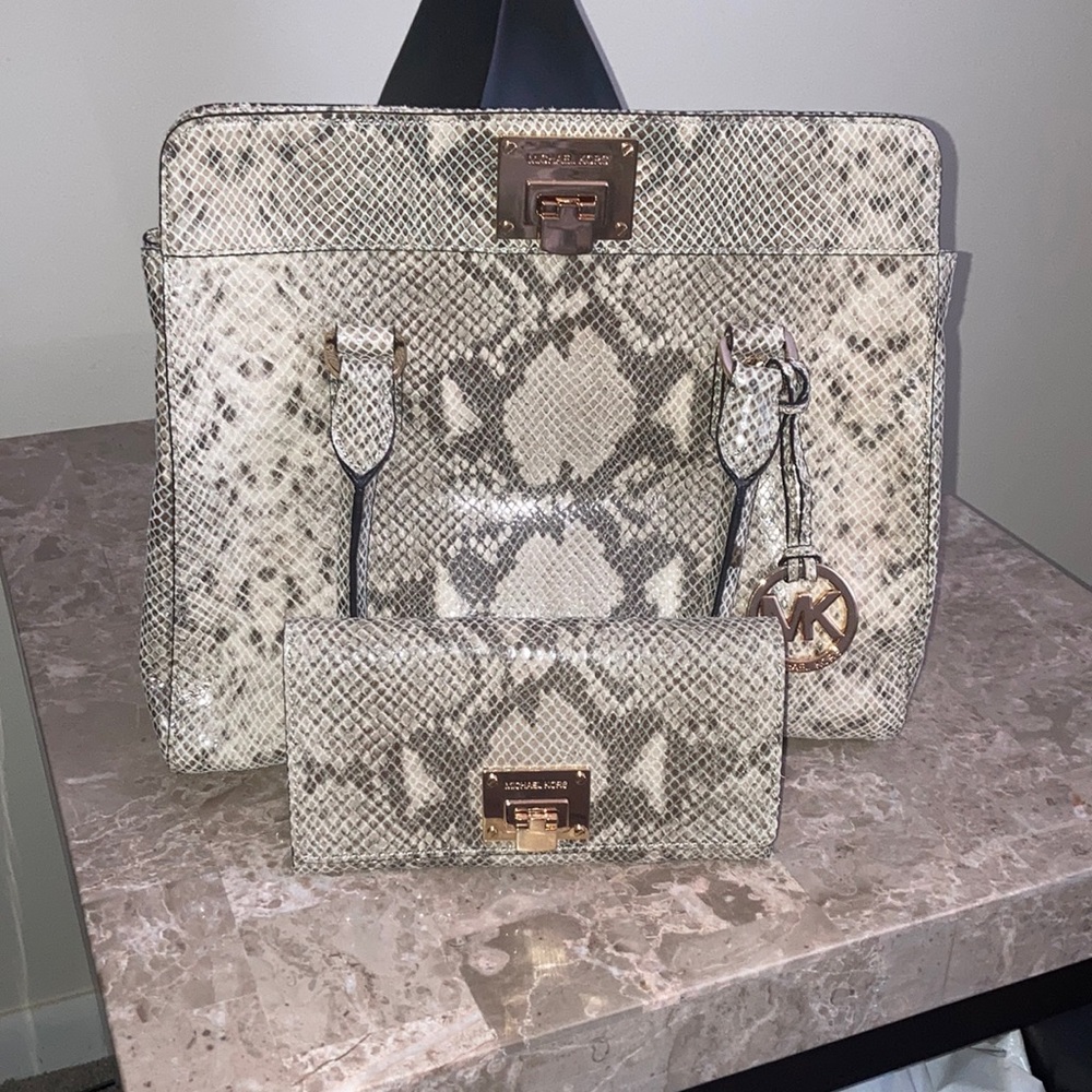 Micheal Kors handbag and matching wallet set